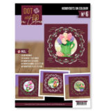 Uniek aan deze complete Hobbydots-set is dat het patroon is gedrukt op donker karton. De set bevat voldoende materiaal voor 4 complete kaarten: drie pushout 3D-afbeeldingen, 1 scenery/tekst sheet, drie Hobbydots-stickervellen, vier vellen Card Deco karton, vier met patroon bedrukte oplegkaarten en vier inlegvellen voor de afwerking. Door de voorbedrukte patronen is de set te gebruiken zonder lichtbak.